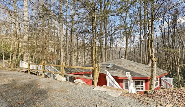 Serene “Tree House” Mountain Getaway