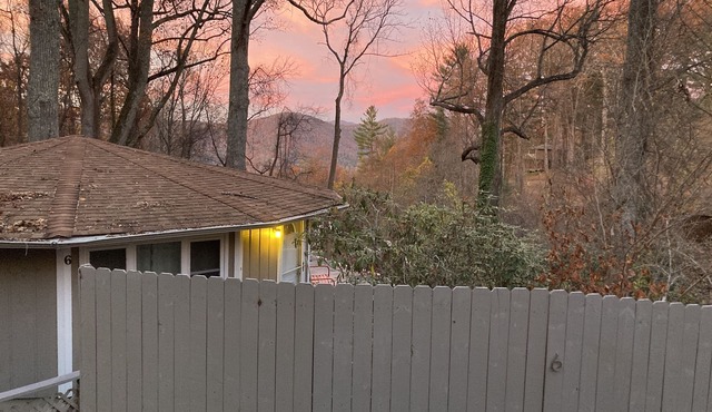 Serene Tree Top Modern Bungalow w/spectacular mountain views, close to downtown