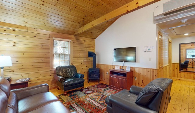 Serene two-bedroom dog-friendly cabin getaway with kitchen, fireplace & more