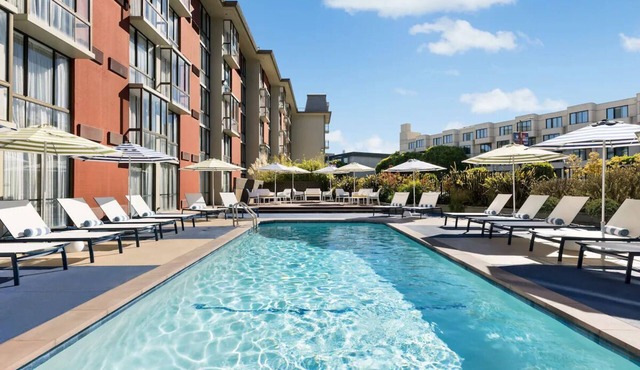 Serene Two Queens, Caza, Steps from Waterfront, Chic Room