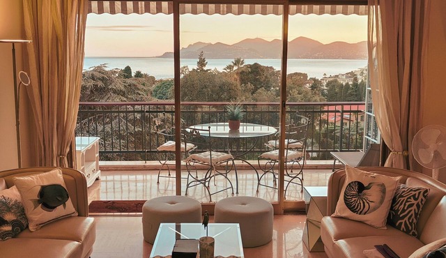 Serene Upmarket Apartment With Views, 450m from Beach, 700m from the Old Town