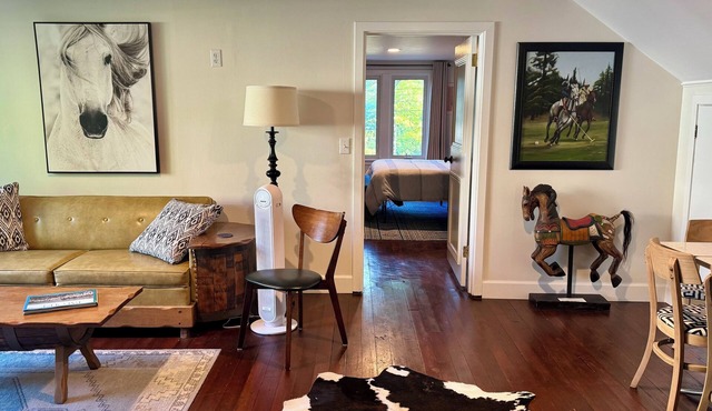 Serene Upscale Retreat - Walk to downtown