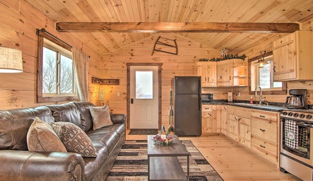 Serene Views: Quiet Farmhouse Cabin in Wisconsin!