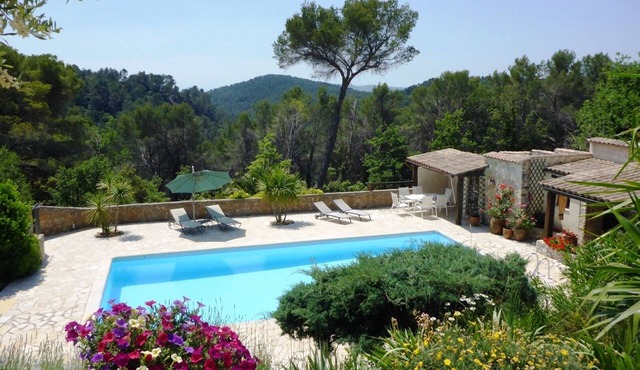 Serene Villa with large pool & park like grounds