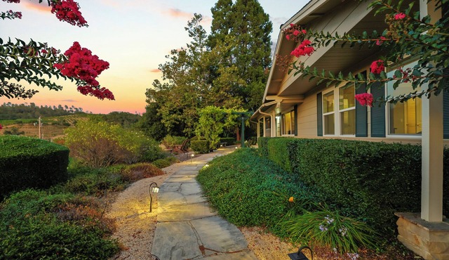 Serene Vineyard Escape with Stunning Valley Views