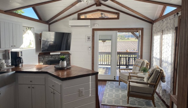Serene Vineyard Getaway Private Deck, Sunset Views, Pickleball & Near Downtown