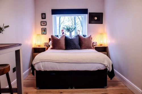 Serene walk to cathedral, restaurants