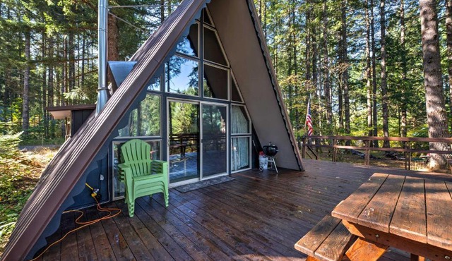 Serene Washington Escape with Deck and Mountain Views!