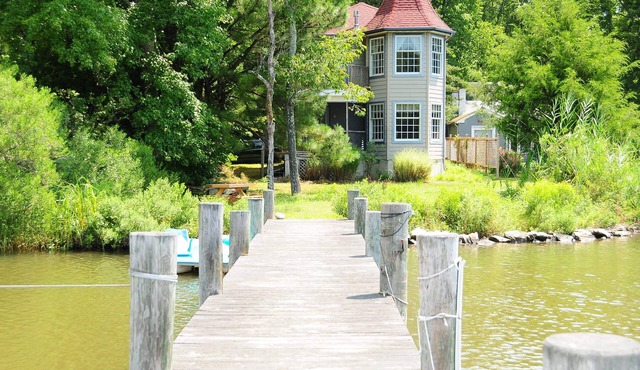 Serene Waterfront Cottage with dock and gorgeous views.