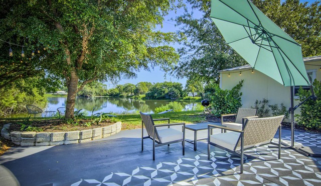 Serene Waterfront Lakehouse w/Game Room + 4 Bikes