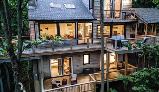 Serene Wintergreen Retreat, Nestled in the Trees