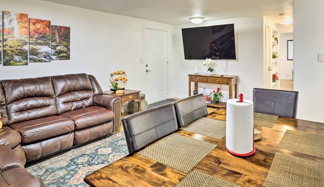 Serene Woodburn Hideaway: Deck w/ Mtn Views!