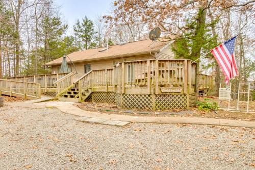 Serene Yellville Retreat w/Hot Tub on 85 Acres