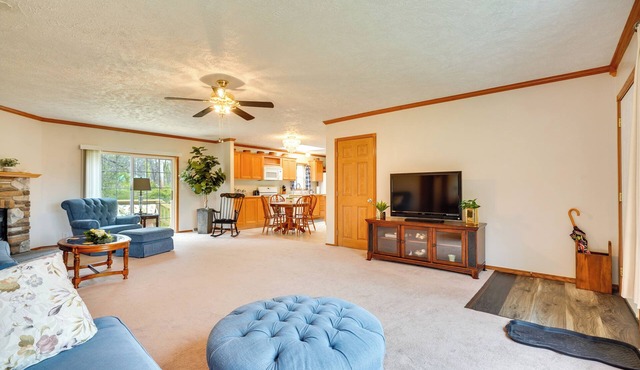 Serene Zanesville Getaway: Hot Tub, 2 Decks!