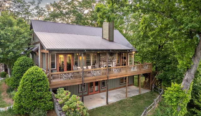 Serenity - A Luxury Home with Spectacular Mountain Views with Community Clubhouse & Pool!