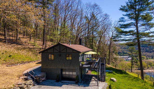 Serenity, Adventure, Scenic Oasis: Jacuzzi, Fire Pit, Pool Table, Fast Wifi