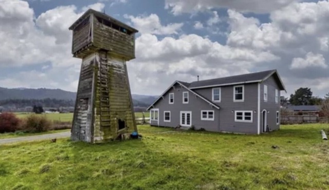 Serenity Awaits: Fortuna's Eel River Valley Farmhouse Retreat, Pet Friendly