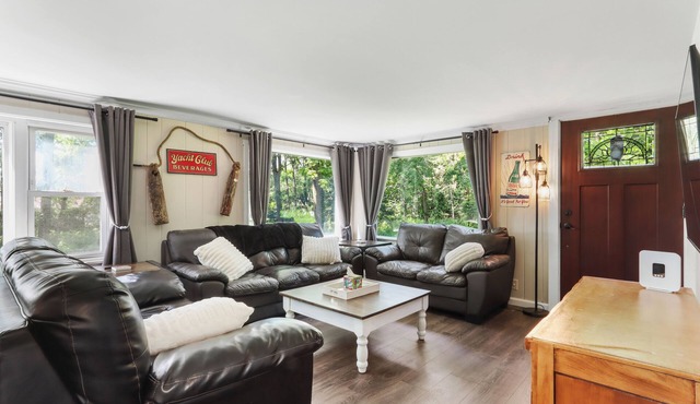 Serenity Awaits ! Private Country Estate on 10 acres. Large groups welcome!