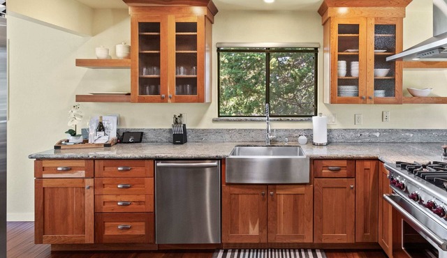 Serenity: Beautiful 3 bed w/Hot Tub & Powerwall