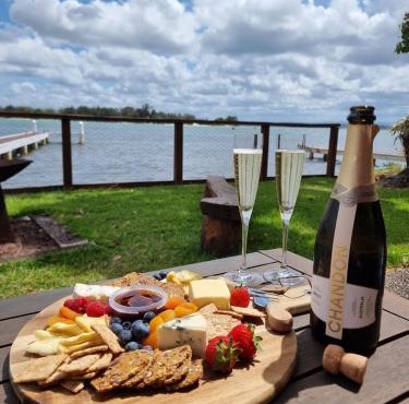 Serenity by the Lake - Romantic Waterfront Couple's Getaway