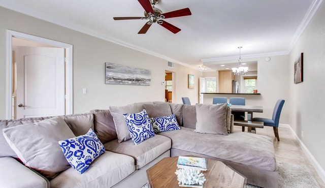 Serenity by the sea, 2 bedroom +den, 2 bath across the street from the beach