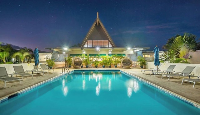 Serenity by the Waves: Four Ocean Front Rooms & Pool Oasis | Near Hoaloha Park