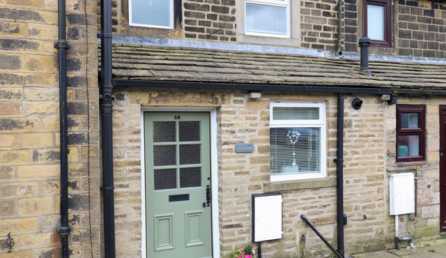 SERENITY COTTAGE, character holiday cottage in Oxenhope
