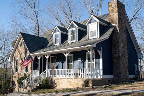 Serenity Cottage – Charming Auburn Retreat on 3 Wooded Acres