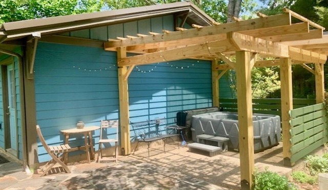Serenity Cottage❤️Hot Tub Parkway Retreat w/kitchen & patio garden