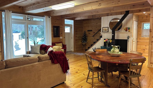 Serenity Cottage on Stone Church! 1 bedroom cottage in charming Tiverton