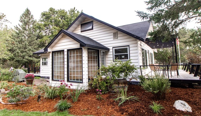 Serenity Cottage - Private Yard, Sauna, ATV Trails