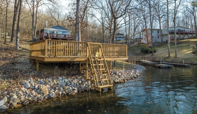 Serenity Cove Cottage - Lakefront, Hot Tub