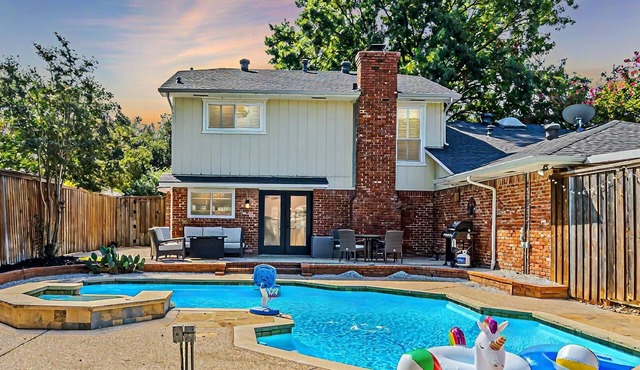 "Serenity Dallas": 5BD/2.5BA House with Pool-Jacuzzi/Pool Table/2 Living Areas!