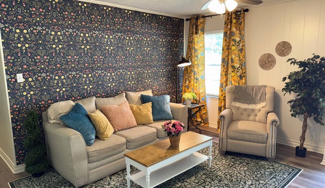 Serenity Escape- 1/2 mile from the square