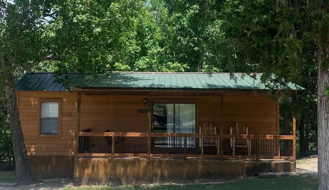 Serenity Falls Cabin includes 2 bedrooms (1 with a queen size bed and 1 with a full size bed), 1 fut