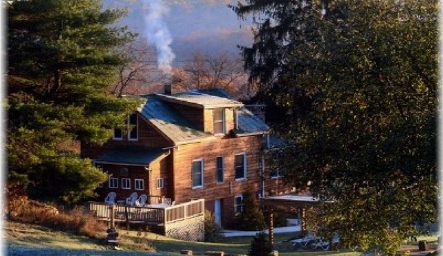 Serenity Falls Charming home w/stone wood fireplace. Close to 7 Springs Resort