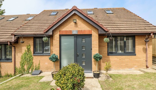 SERENITY, family friendly, country holiday cottage in Freshwater