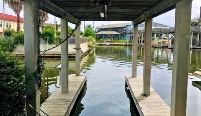 Serenity Home. 2 Bedroom, 2 Bath. Sleeps 6. 5 Beds. 2 Boat Slips. Fishing Light.