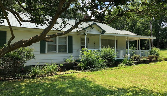 Serenity House: 4 or 5 bedrooms, large patio, parking for work vehicles.