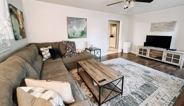 Serenity House Quite tree lined street. 10 miles from the airport. Pet friendly