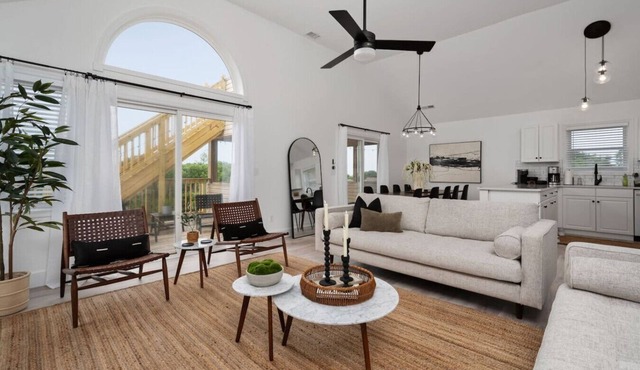 Serenity House-Water Views, Pet Friendly & Hot Tub