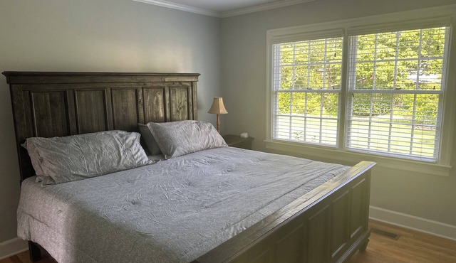 Serenity House-Walk Downtown-Oversize Driveway-2 Living Rooms-Large Yard