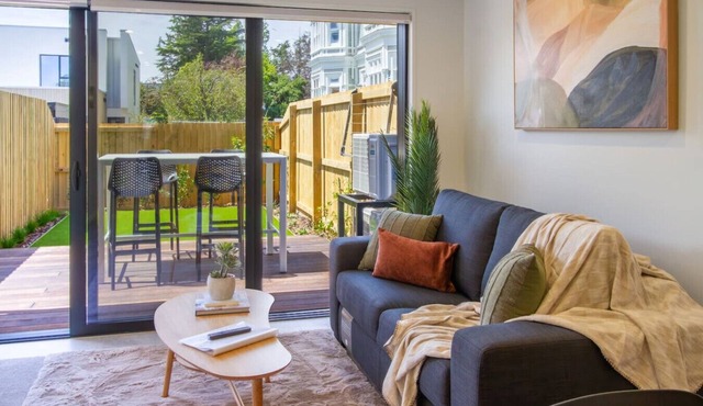 Serenity in the City Centre. Sleeps 6, has carpark