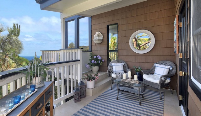 Serenity in the Hills - A Chic Coastal Apartment with Balcony & Ocean Glimpses