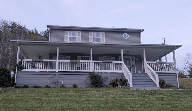 Serenity in the Pines: Farmhouse with 3bd, 2bth and a rap-around porch!