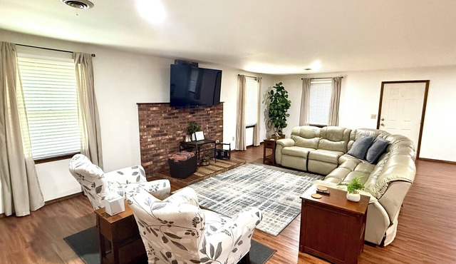 Serenity in Town 2-bedroom, 4 beds house in charming Farmington