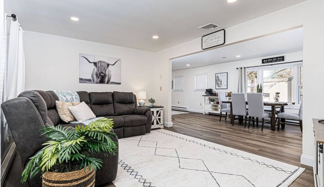 Serenity Inn *hottub*backyard*9 min SIght n Sound