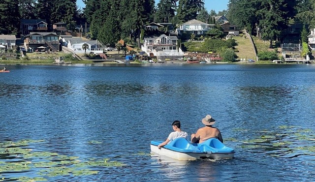 "Serenity" Lakefront Apartment with access to watercraft and fun