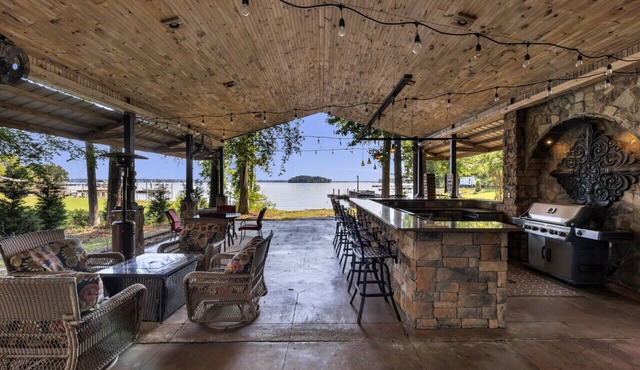 Serenity Lakehouse + Guest House