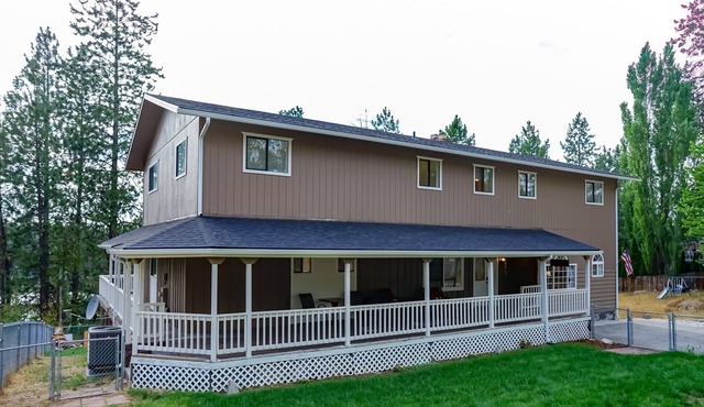 Serenity Lodge - big house on the lake for family gatherings